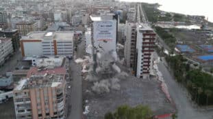 Hatay’da 13 katlı bina patlatma yöntemiyle yıkıldı