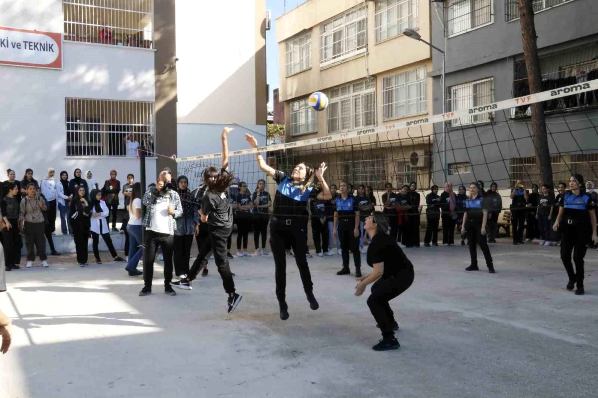 Adana'da Kadın Polisler ve Lise Öğrencileri Arasında Voleybol Maçı