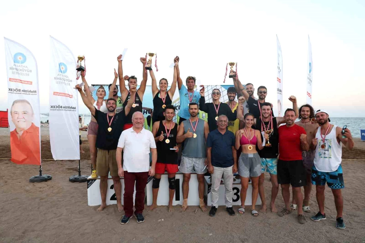 Antalya Büyükşehir Belediyesi Cumhuriyetin 100. Yılında Plaj Voleybolu Turnuvası Düzenledi