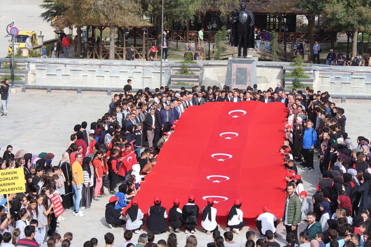 Asarcık'ta Cumhuriyet'in 100. yılı kutlamaları kapsamında bayrak yürüyüşü düzenlendi