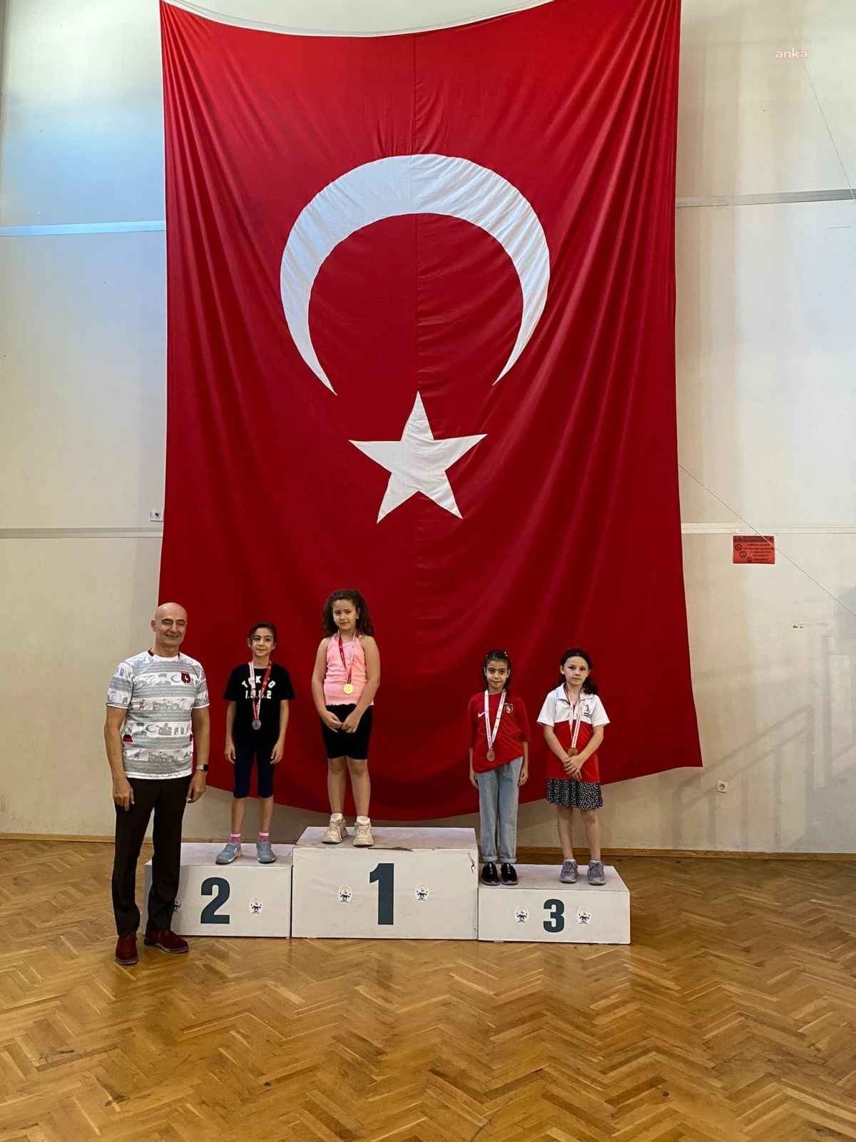 Bayraklı Belediyesi Sporcuları İzmir Badminton Turnuvasında 2 Madalya Kazandı