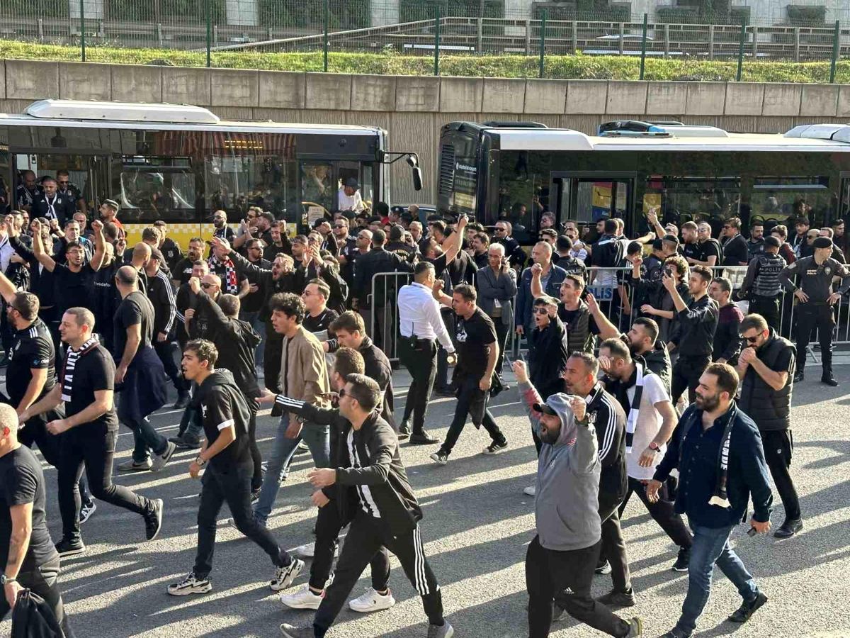 Beşiktaşlı Taraftarlar Derbi Öncesi Güvenlik Önlemleriyle Stadyuma Ulaştı