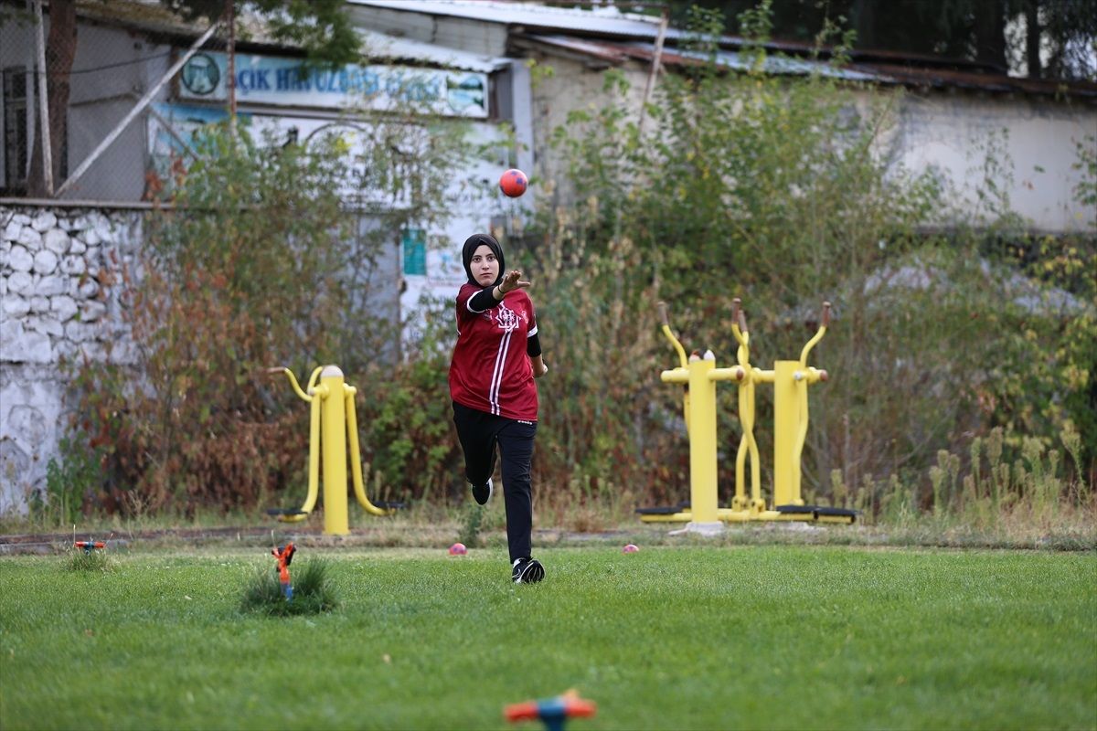 Bingöllü sporcu Şevval Akçanlı, dünya şampiyonluğu için çim sahada antrenman yapıyor