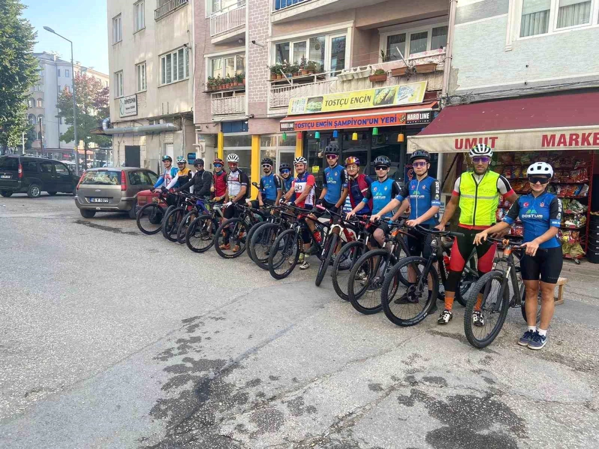 Bisiklet takımı Cumhuriyetin 100'üncü yılını Uludağ'ın zirvesinde kutladı