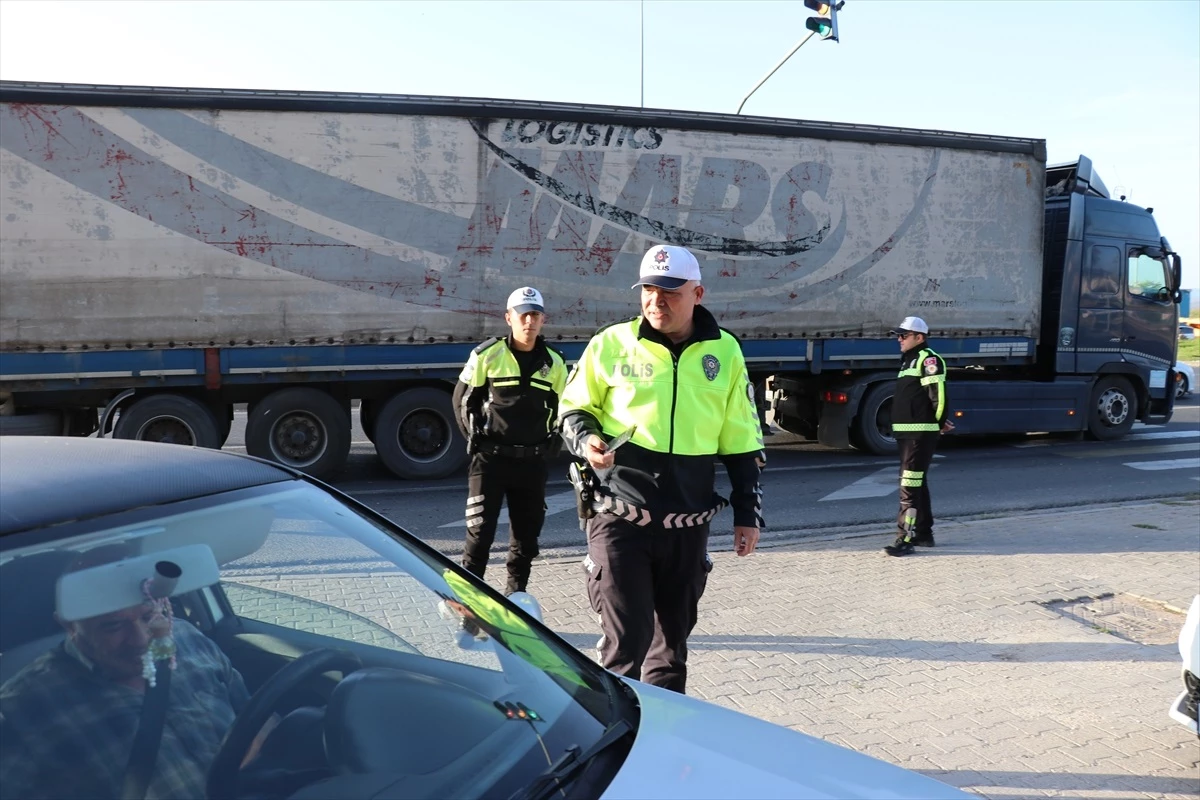 Bolu İl Emniyet Müdürlüğü Trafik Ekipleri Emniyet Şeridi İhlali Yapan Sürücülere Cezai İşlem Uyguladı