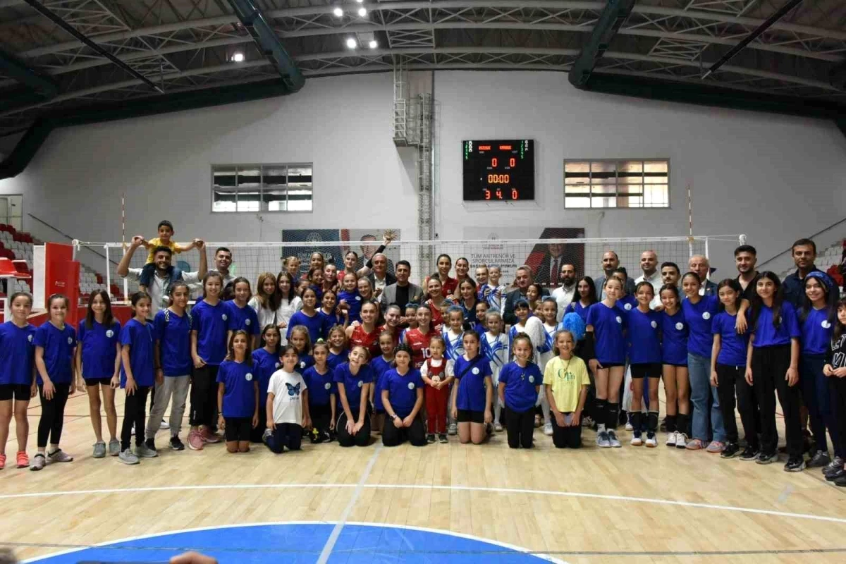 Bozüyük Belediyesi Kadın Voleybol Takımı İlk Maçını Kazandı