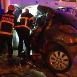 Çorum'da feci kaza: Reklam panosu direğine çarpan araçtaki 3 kişi ölü