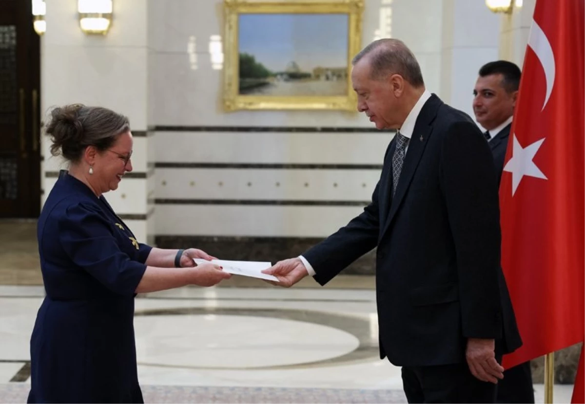 Cumhurbaşkanı Erdoğan'a güven mektubu sunan büyükelçi Türkiye'den ayrıldı