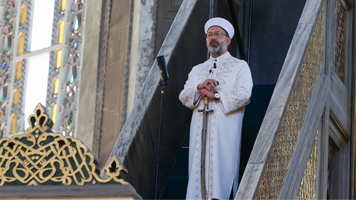 Diyanet İşleri Başkanı Ali Erbaş, Ayasofya Camii’nde Filistin için elinde kılıçla hutbe okudu