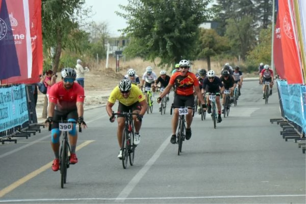 Edirne'de 14. Cumhuriyet Kupası Bisiklet Yol Yarışı Gerçekleştirildi