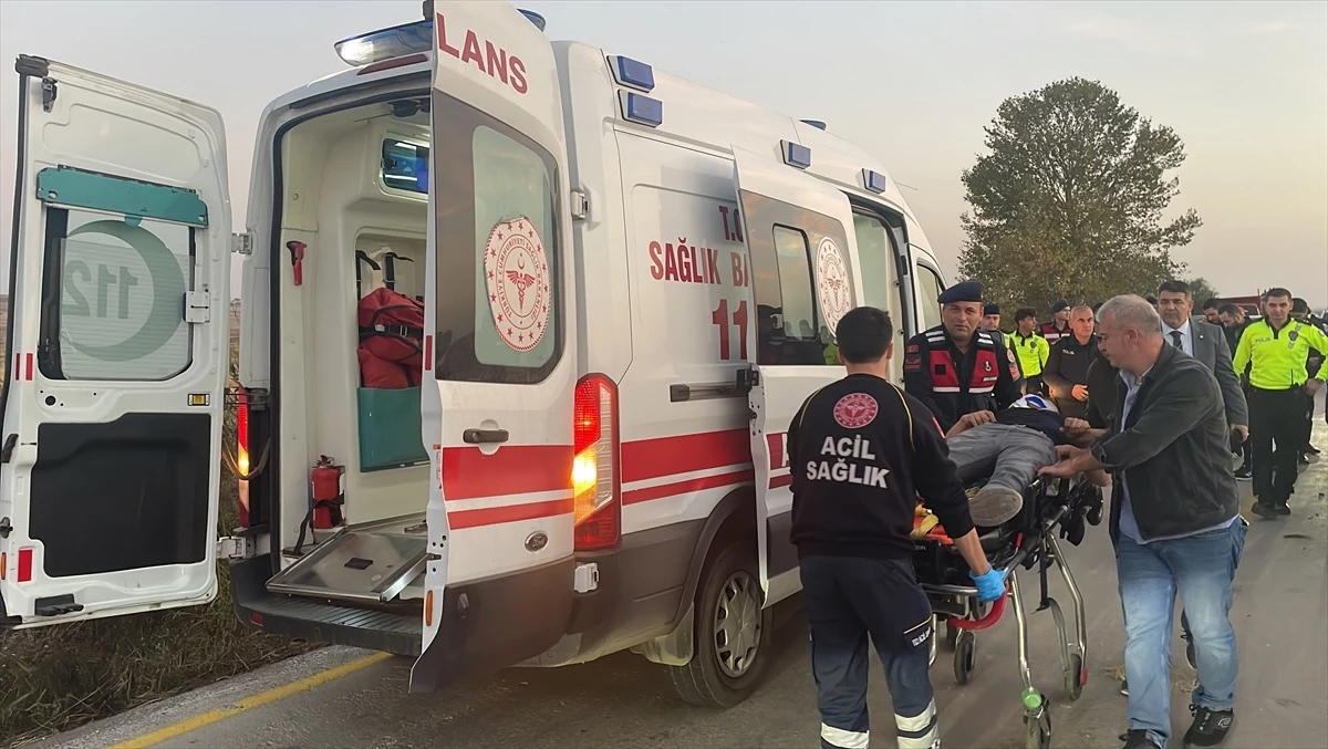Edirne’de Polis Aracı Traktörle Çarpıştı: 2 Polis Yaralandı