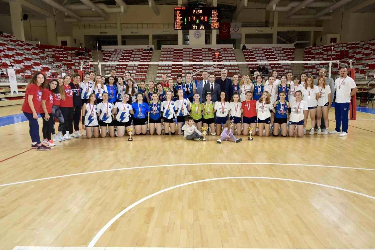 Eskişehir’de 2023-2024 Sezonu Voleybol Genç Kızlar İl Birinciliği Kupa Töreni Gerçekleşti