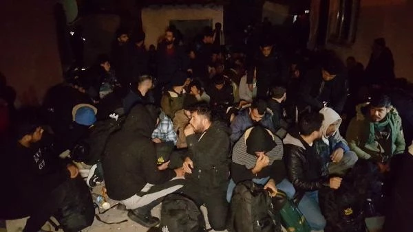 Sesler üzerine harekete geçen ekipler, evin bahçesinde 100 kaçak göçmen yakaladı