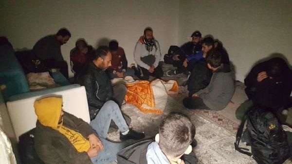 Sesler üzerine harekete geçen ekipler, evin bahçesinde 100 kaçak göçmen yakaladı