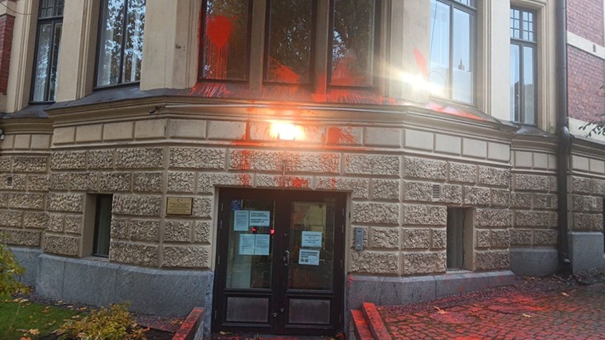 Finlandiya'da Türkiye'nin Helsinki Büyükelçiliği'ne saldırı düzenlendi