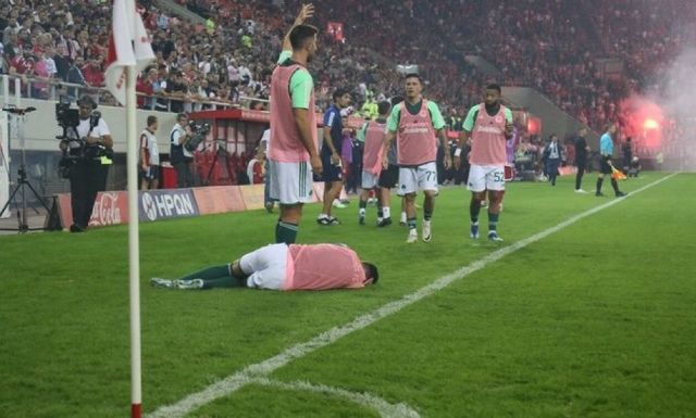 Yunan derbisinde futbolcu kafasından fişekle vuruldu, maç yarıda kaldı