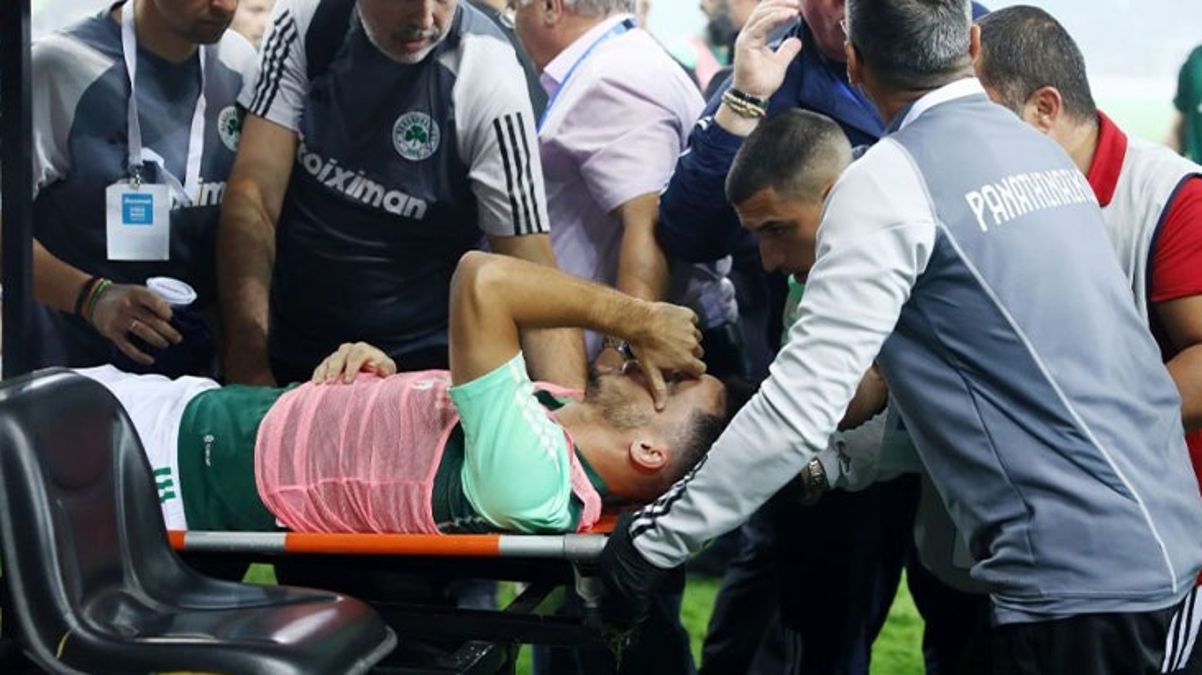 Futbolcu kafasından fişekle vurulunca Yunan derbisi yarıda kaldı