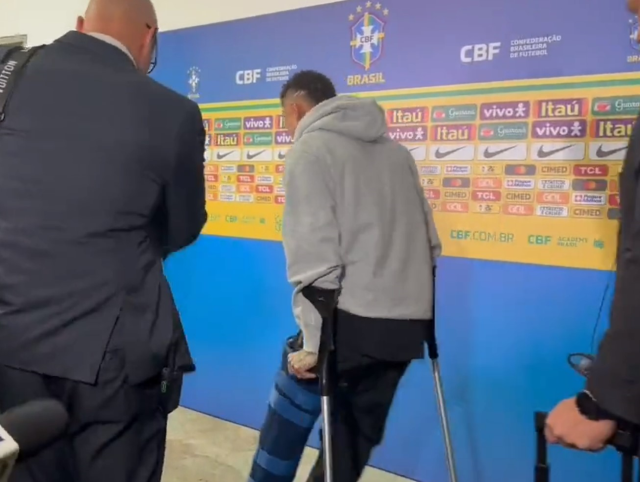 Brezilya maçı sonrası ayakta duramayan Neymar bir daha sahaya adım atamayabilir