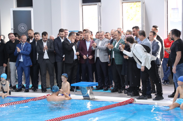 Gaziosmanpaşa'da Küçükköy Yüzme Havuzu ve Fitness Merkezi hizmete girdi