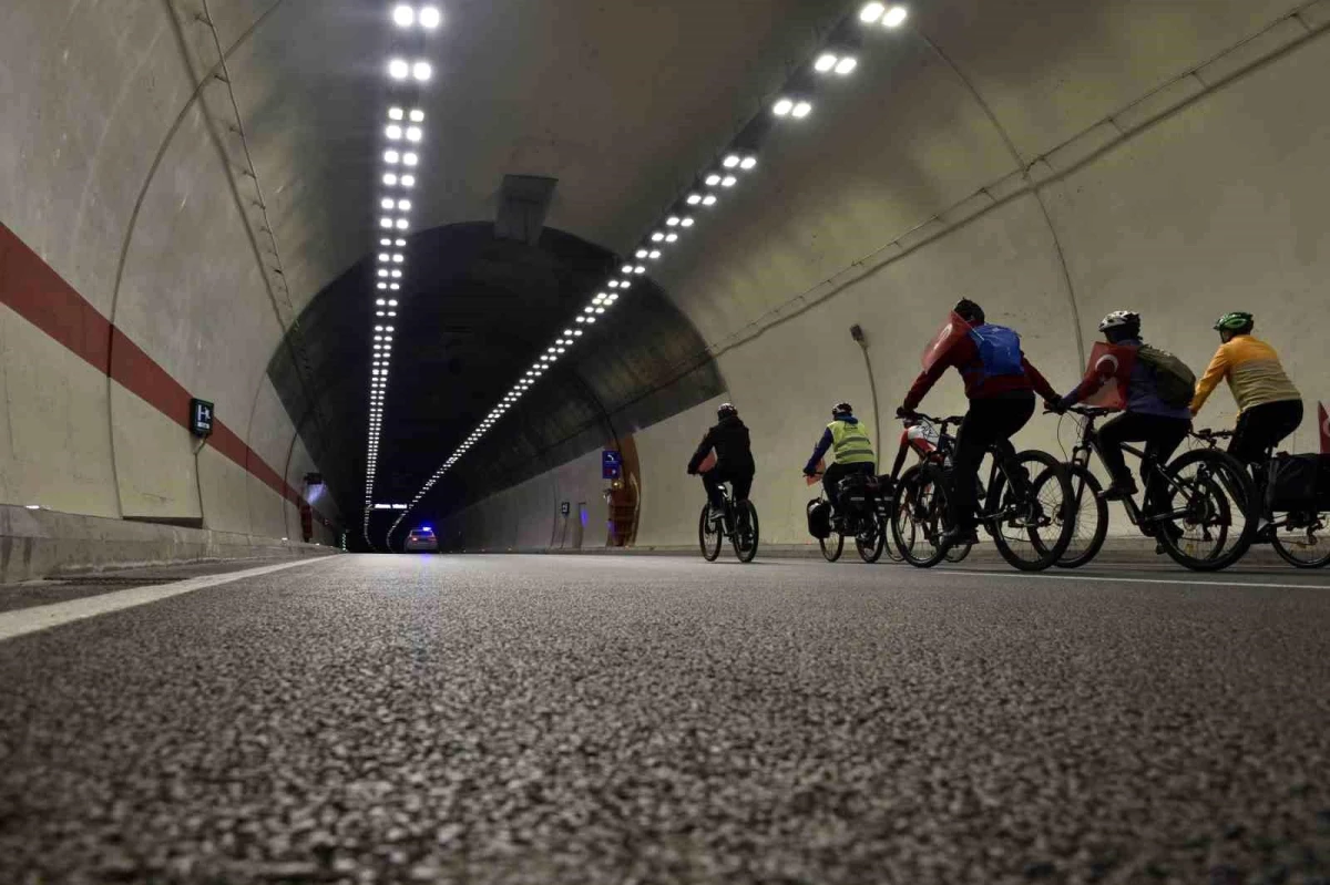 Gümüşhane'de 29 bisikletçi Cumhuriyetin 100. yılında Zigana Tüneli'ni bisikletle geçti