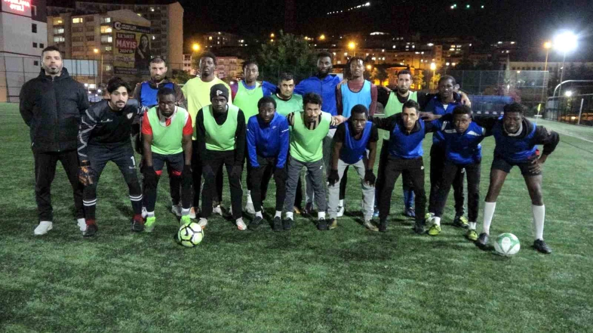 Iraklı ve Afrikalı Futbolcular Türkiye'de Amatör Liglerde Top Koşturuyor