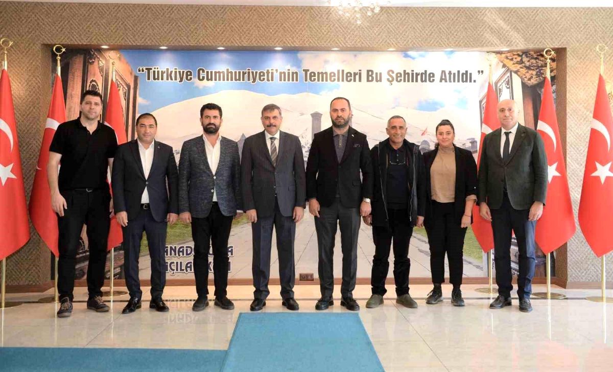 İşitme Engelliler Federasyonu Başkanı ve Yönetim Kurulu Üyeleri Erzurum Valisi'ni Ziyaret Etti