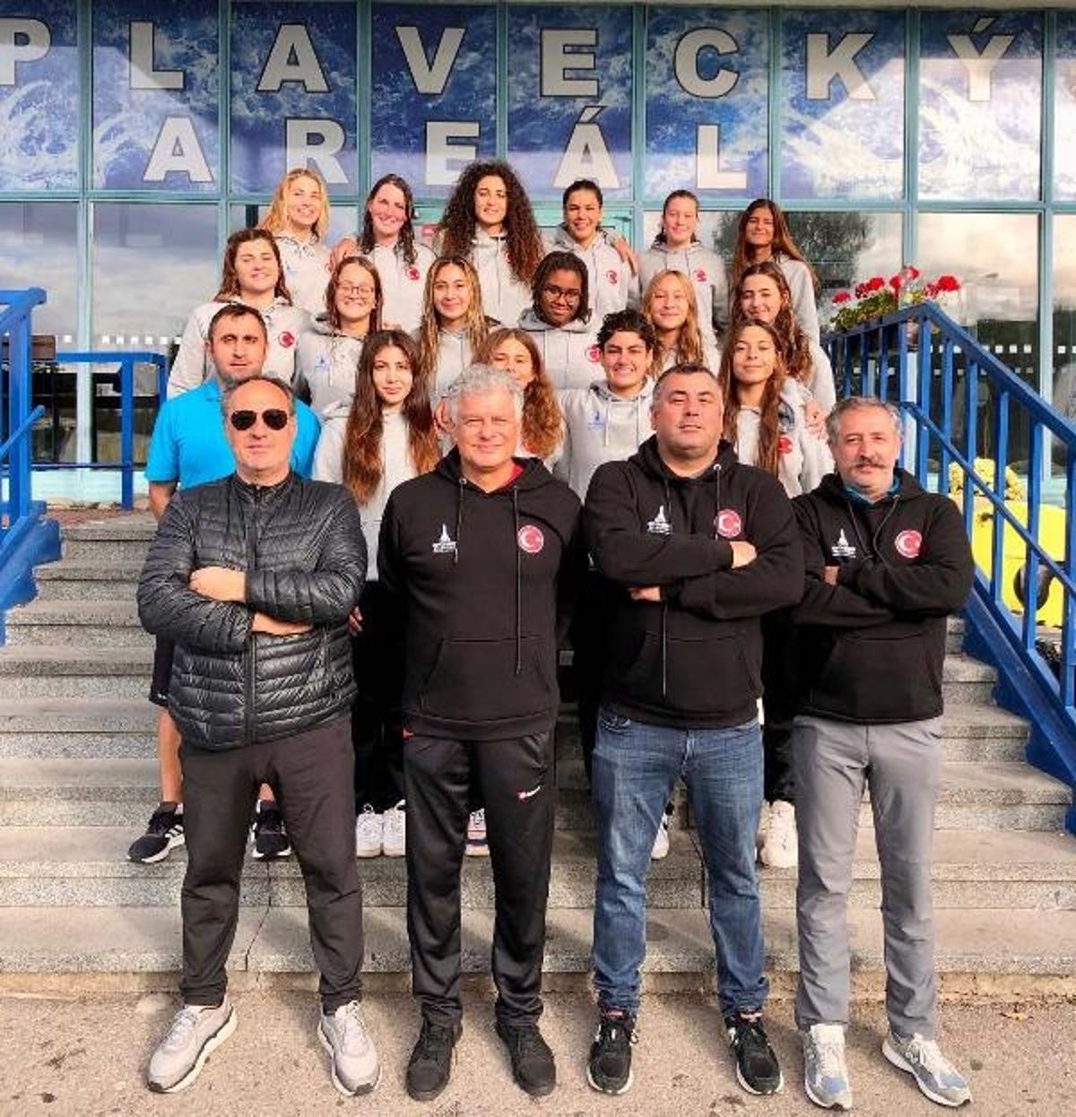 İzmir Büyükşehir Belediyesi Sutopu Kadınlar 1. Ligi'nde şampiyon olarak Avrupa kupalarına katıldı
