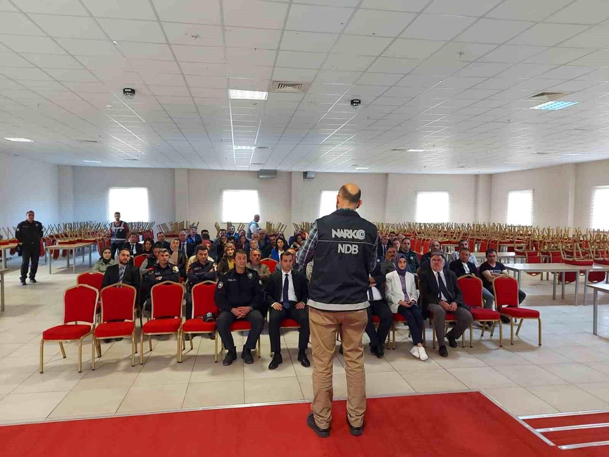 Kayseri’de Narkotik Polisleri Tarafından Narko Rehber Projesi Kapsamında Eğitim Faaliyeti Düzenlendi