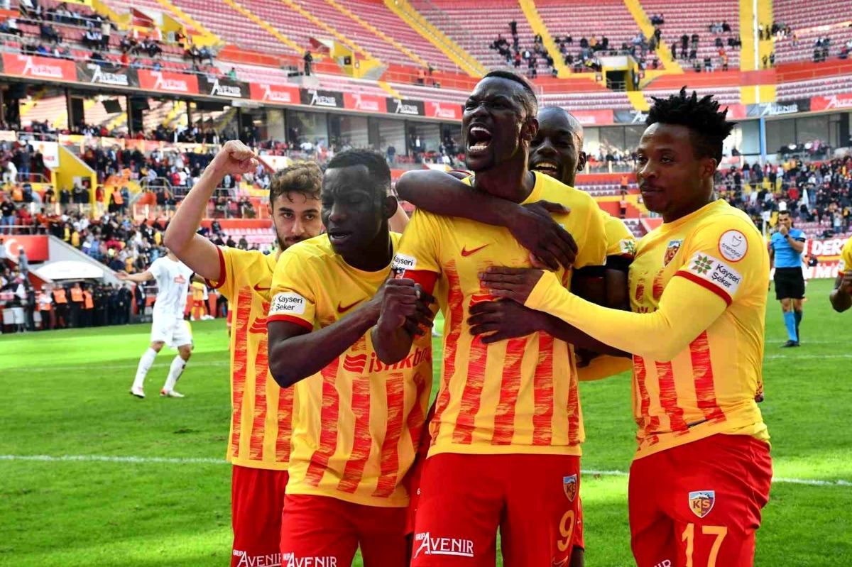 Kayserispor'un Senegalli golcüsü Mame Baba Thiam, Çaykur Rizespor maçında hat-trick yaparak gol sayısını 8'e çıkardı