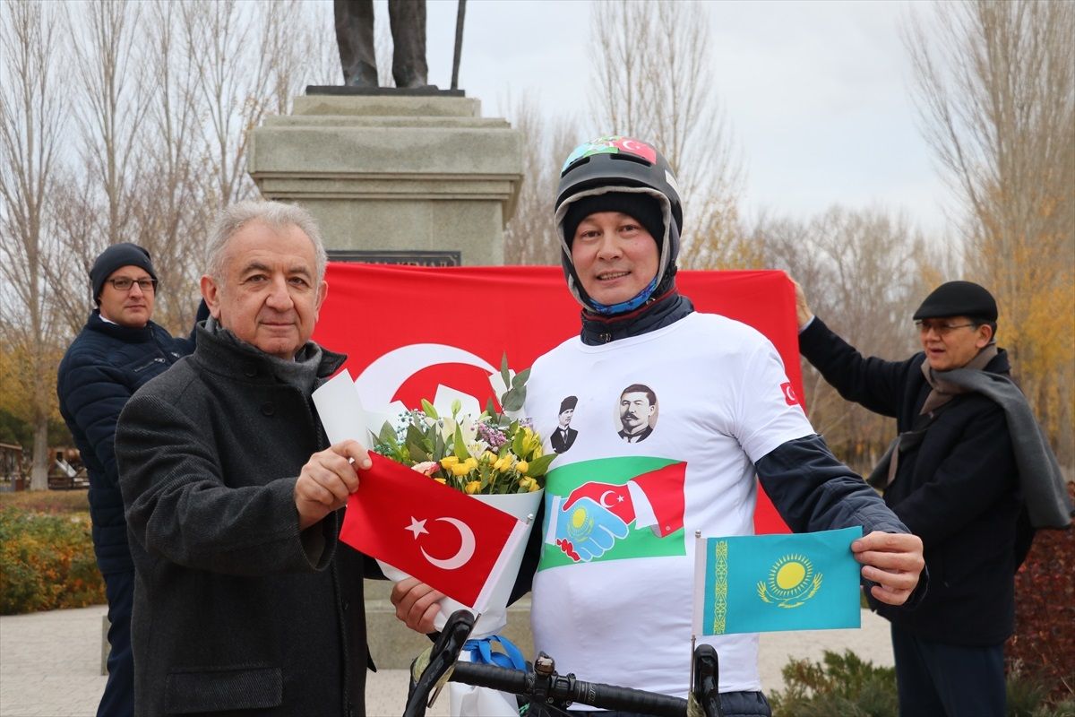 Kazak Bisikletçi Türkiye Cumhuriyeti'nin 100. Yılını Kutladı