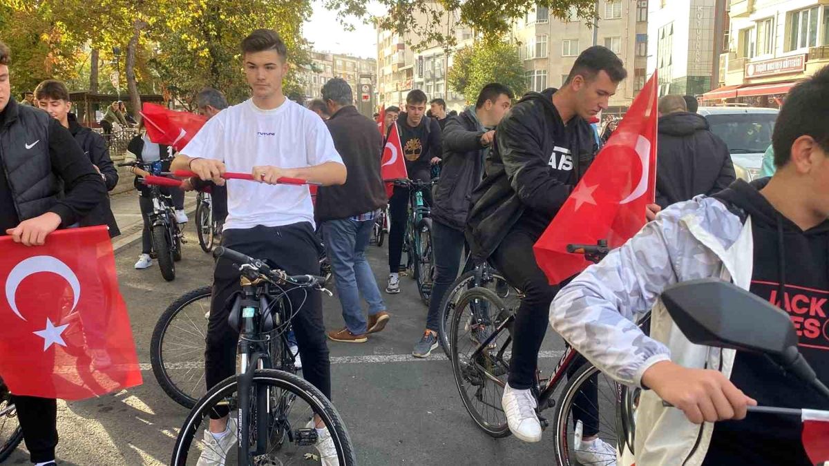 Kırklareli'nde Öğrenciler Cumhuriyet'in 100. Yılında Bisiklet Turu Yaptı