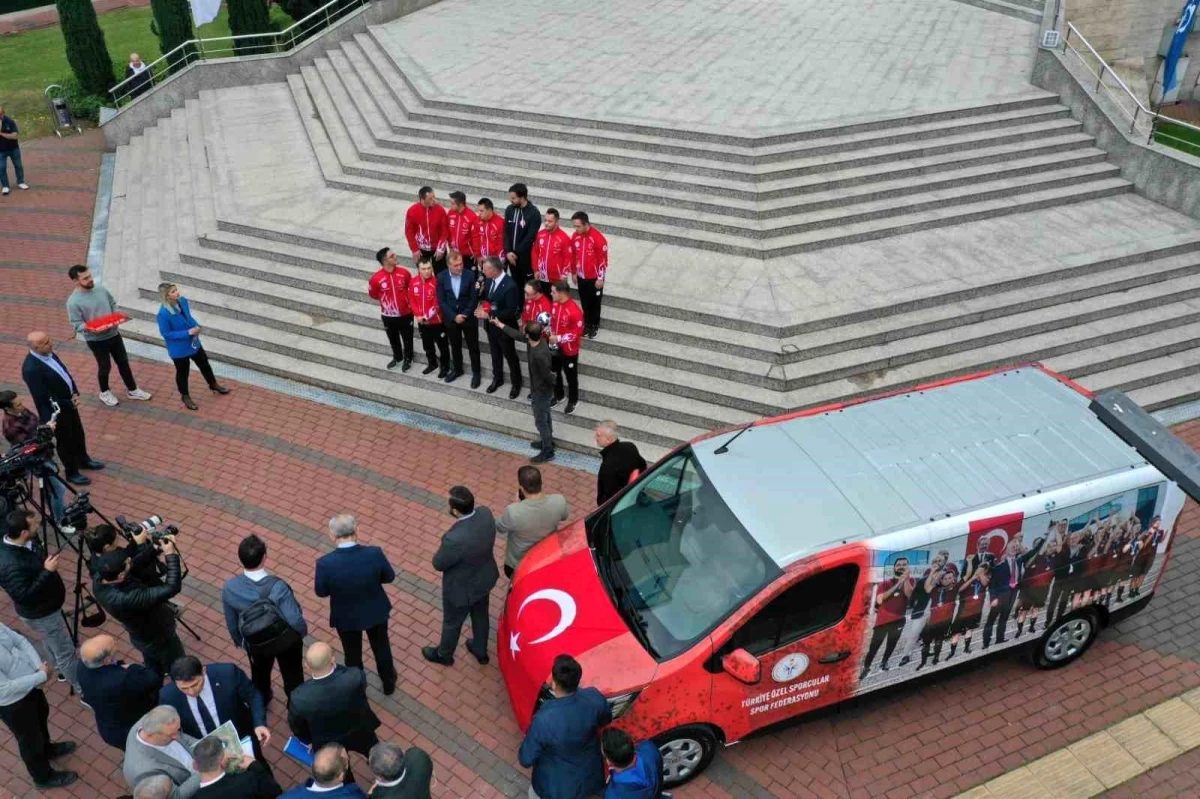 Kocaeli Büyükşehir Belediyesi, Down Sendromlu Özel Futsal Milli Takımı'na Hizmet Aracı Hediye Etti