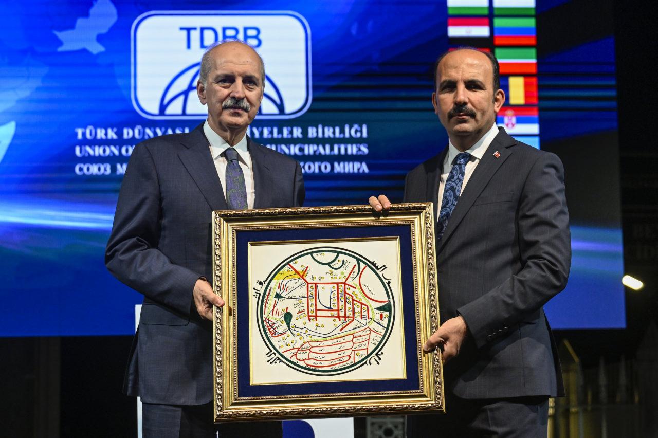Altay, Kurtulmuş'a, Divan-ı Lügati Türk kitabında yer alan ilk Türk dünya haritasının sır altı tekniğiyle çiniye işlenmiş halinin yer aldığı tabloyu hediye etti.