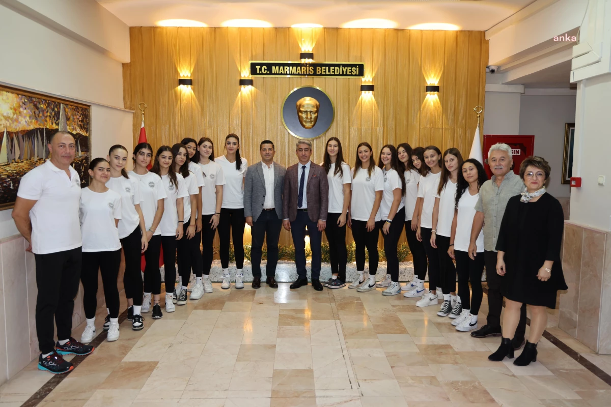 Marmaris Belediyesi Gençlik Spor Kulübü U-18 Voleybol Takımı Başkan Oktay'ı ziyaret etti