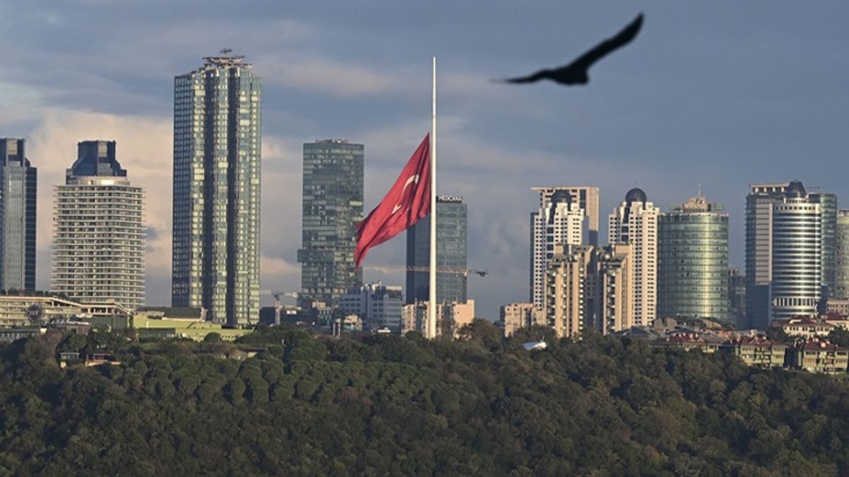 Milli yas ilanının ardından Türkiye'de bayraklar yarıya indirildi