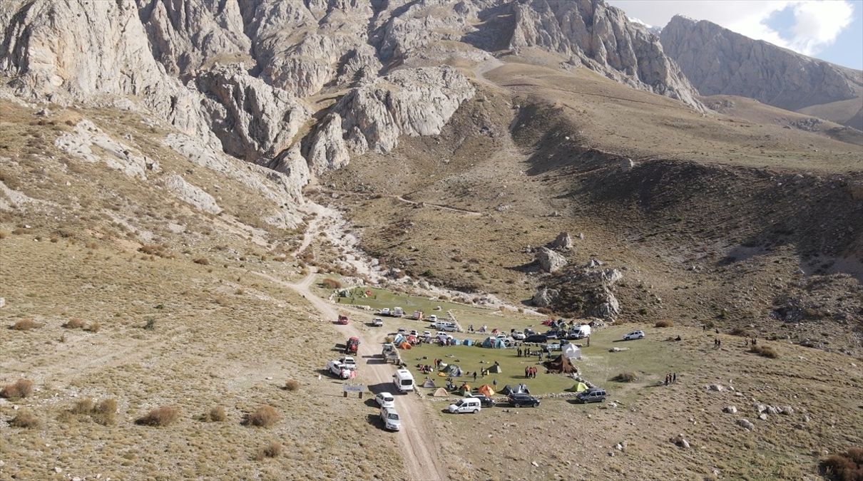 Niğde'de Cumhuriyetin 100. Yılı Kutlamaları Kapsamında Dağcılar Aladağlar'a Tırmandı