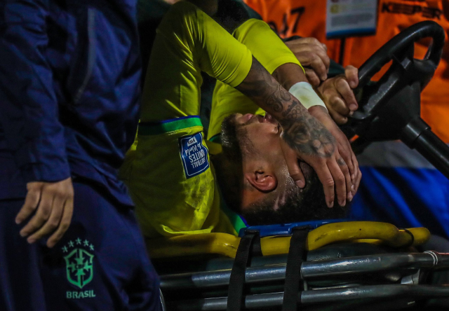 Belki de sezonu kapattı! Uruguay maçında sakatlanan Neymar, ameliyat olacak