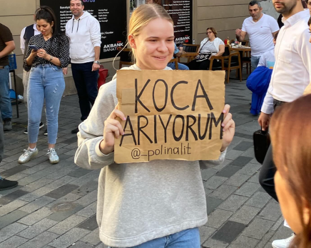 Taksim'de Belaruslu genç kadın 'Koca arıyorum' dövizi açtı: Bu bir şaka değil