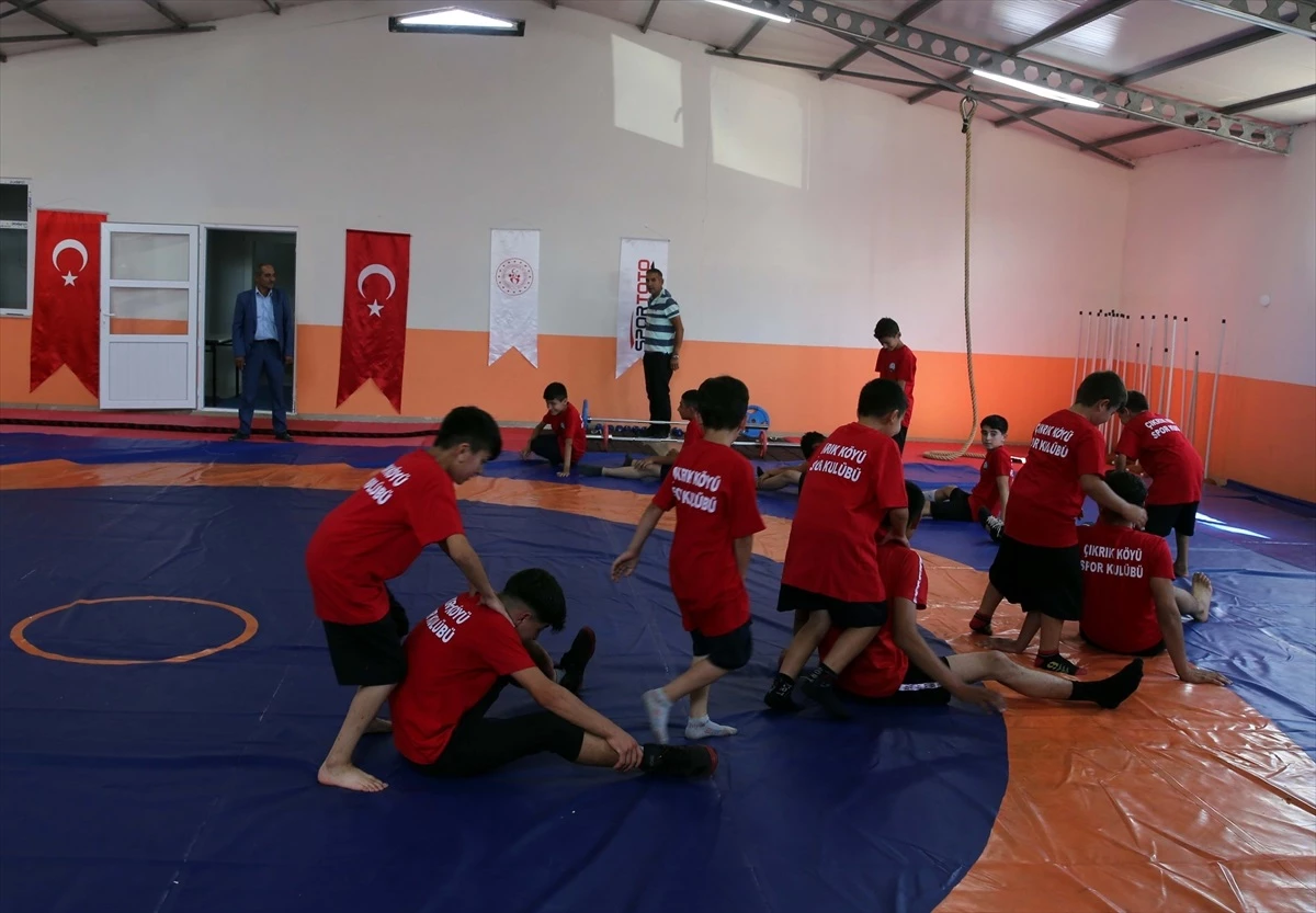 Tokat'ın Çıkrık köyünde güreş sporuna destek