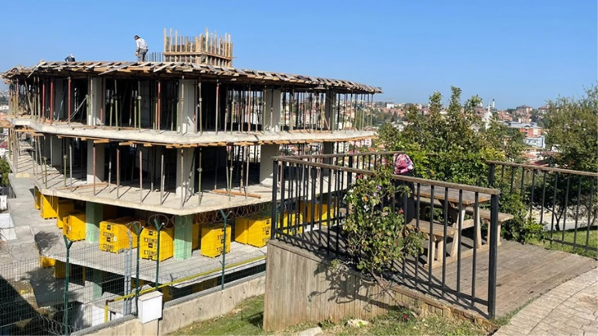 Üsküdar'da Şehit Halil Kantarcı Parkı'ndaki 5 katlı bina inşaatı, boğaz manzarasını bitirdi