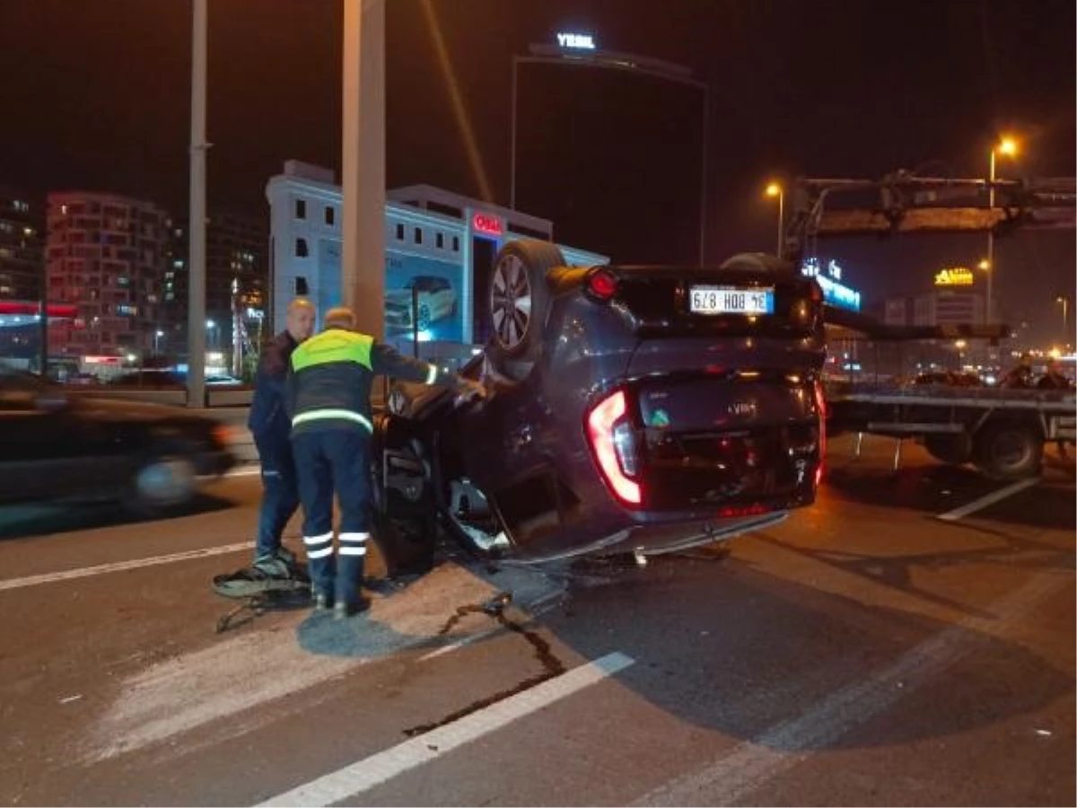 Zeytinburnu’nda otomobil emniyet şeridindeki araca çarptı: 1 yaralı