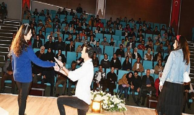 Harran Üniversitesi’nde Artiz Mektebi Tiyatro Oyunu Sahnelendi
