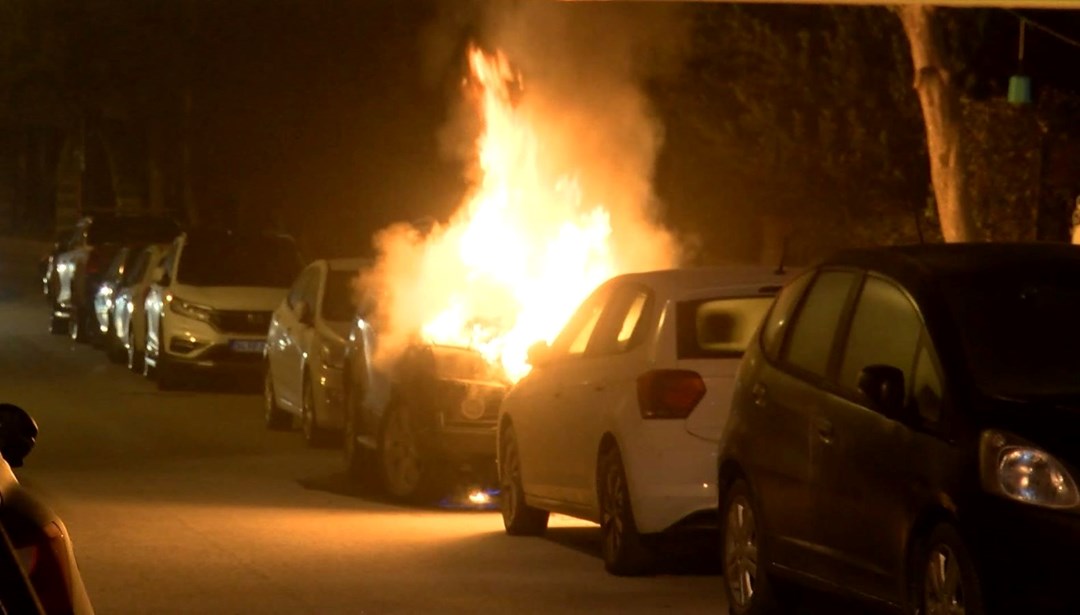 Park halindeki cipte başlayan yangın önündeki otomobile sıçradı